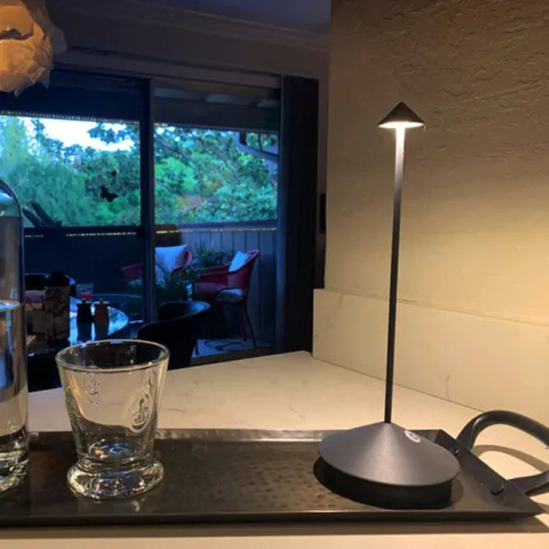 Sladdlös bordslampa – Konformad skärm med smal stam