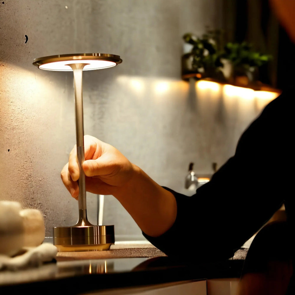 Sladdlös bordslampa – Smal profil