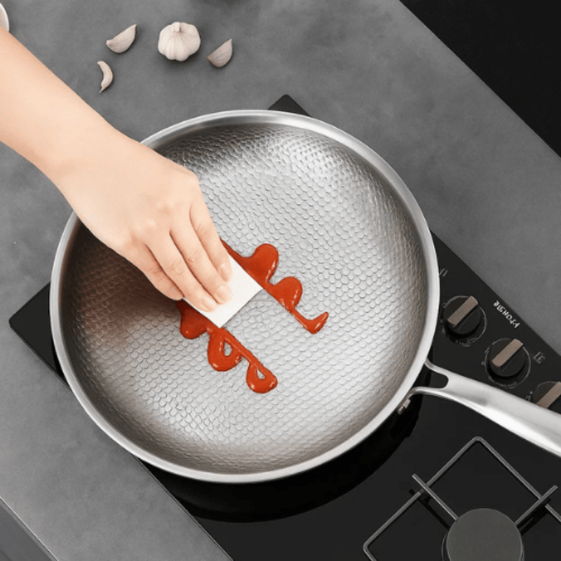 Stekpanna – Hamrad insida med nitat handtag