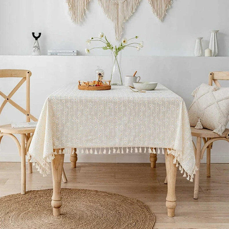 Bordduk med florala motiv och fransar