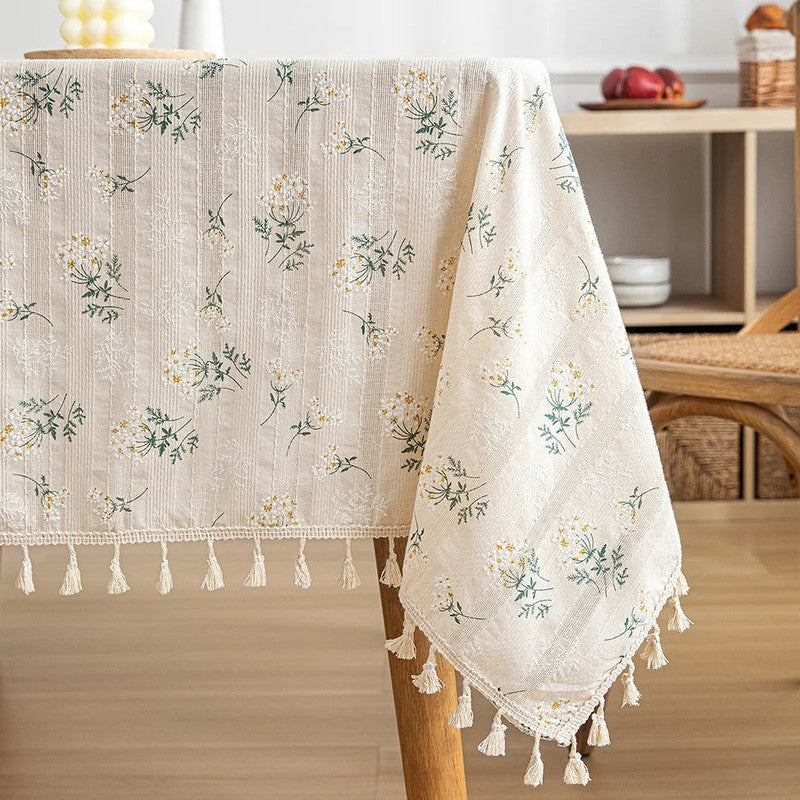 Bordduk med florala motiv och fransar