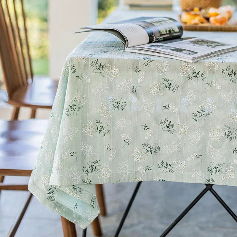 Bordduk med florala motiv och fransar