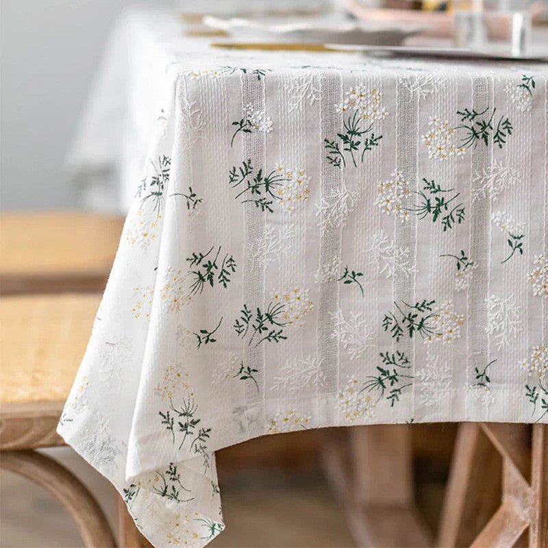 Bordduk med florala motiv och fransar
