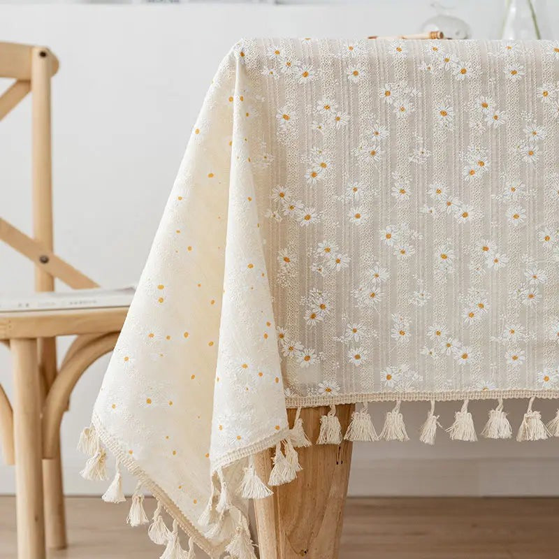 Bordduk med florala motiv och fransar
