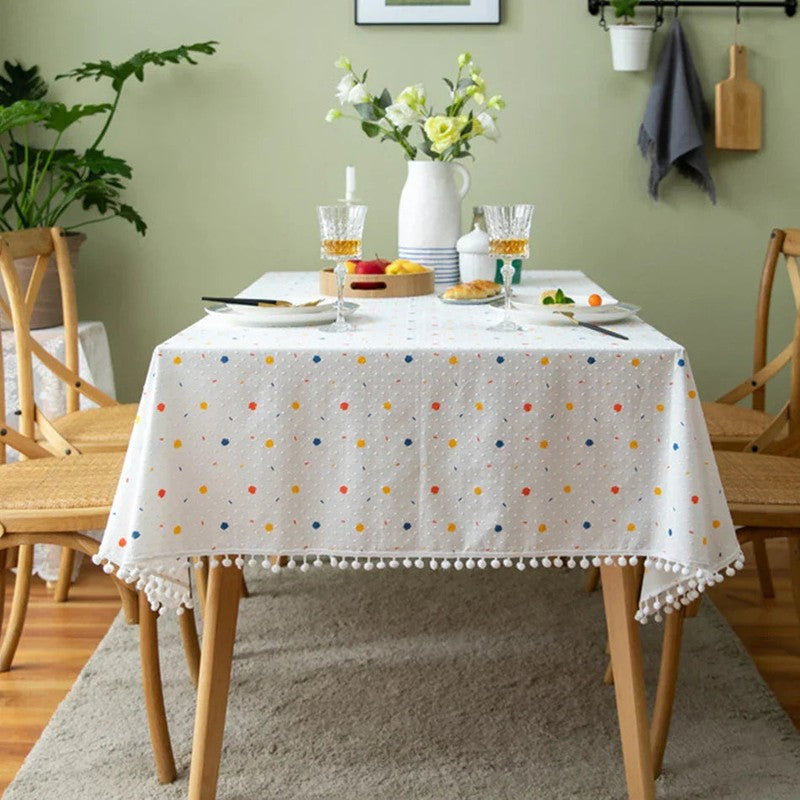 Bordduk med florala motiv och fransar