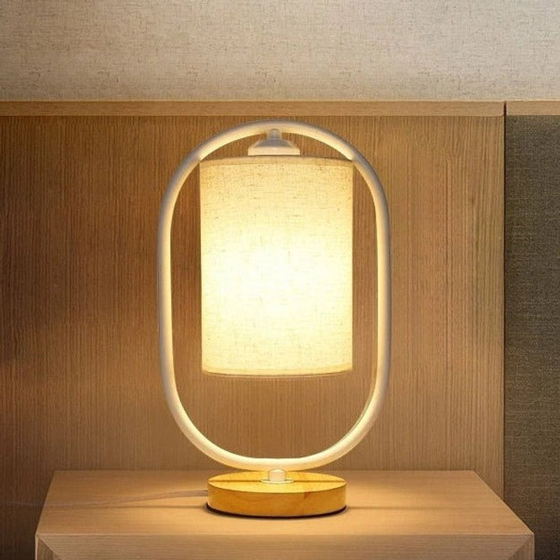 Bordslampa med cylindrisk skärm och oval ram