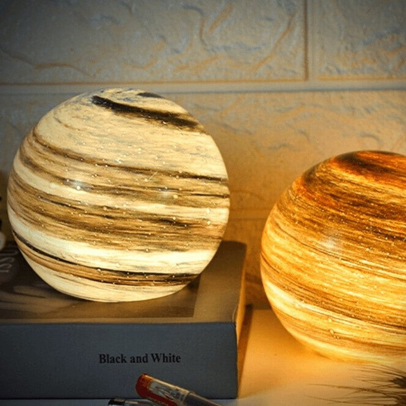 Dekorativ globlampa med planetmönster