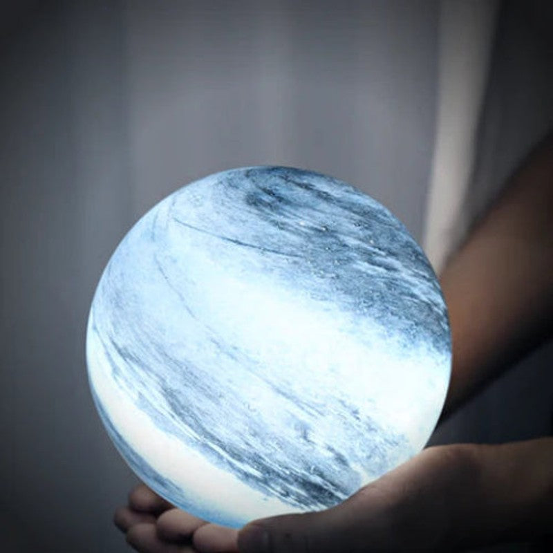 Dekorativ globlampa med planetmönster