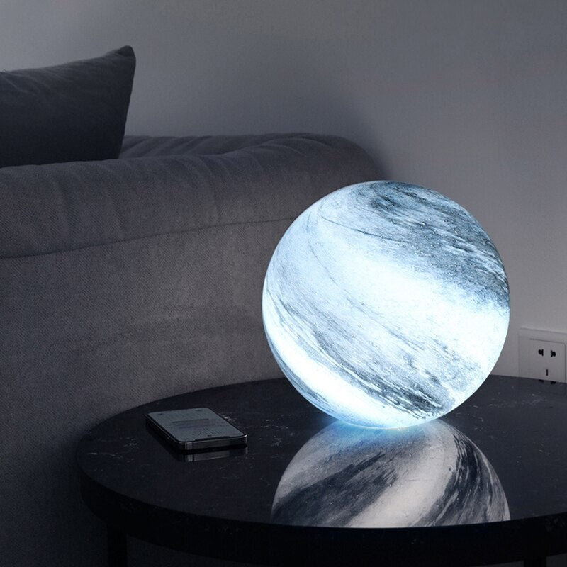 Dekorativ globlampa med planetmönster