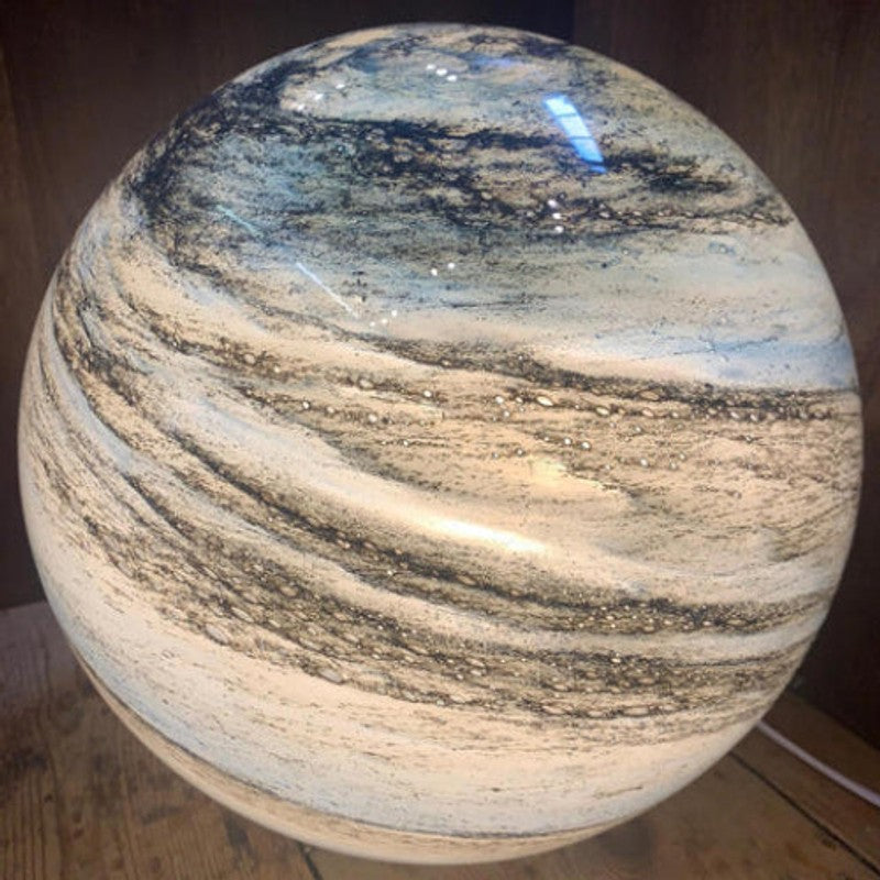 Dekorativ globlampa med planetmönster