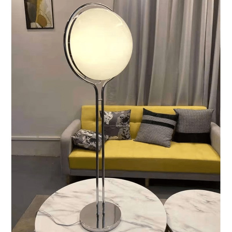 Golvlampa med sfärisk skärm