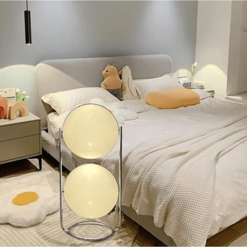 Golvlampa med sfärisk skärm