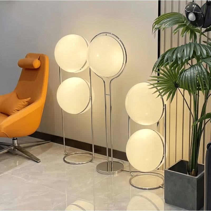 Golvlampa med sfärisk skärm
