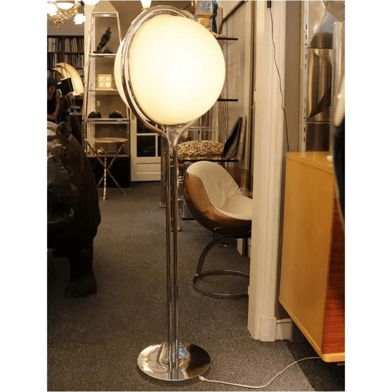 Golvlampa med sfärisk skärm