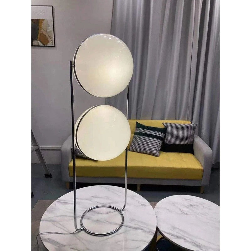 Golvlampa med sfärisk skärm