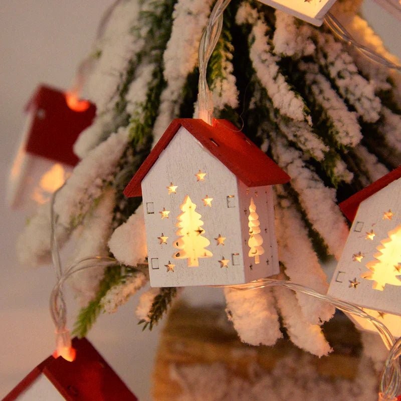 Juldekoration med LED-ljuskedja och små husformade lyktor