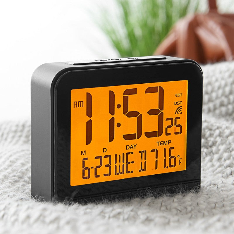 Reseklocka med stor display och automatisk tidssynkronisering