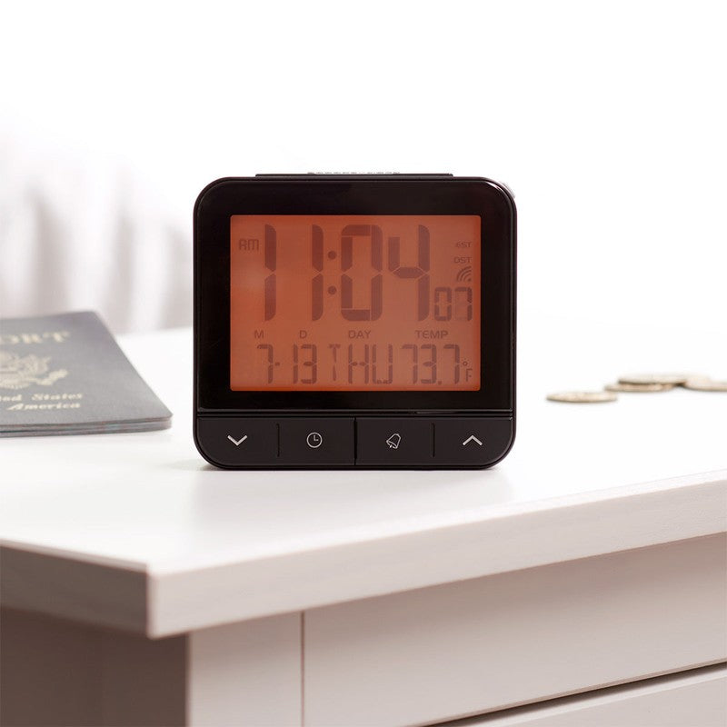 Reseklocka med stor display och automatisk tidssynkronisering