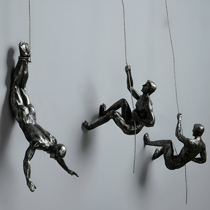Set av väggskulpturer - klättrande figurer