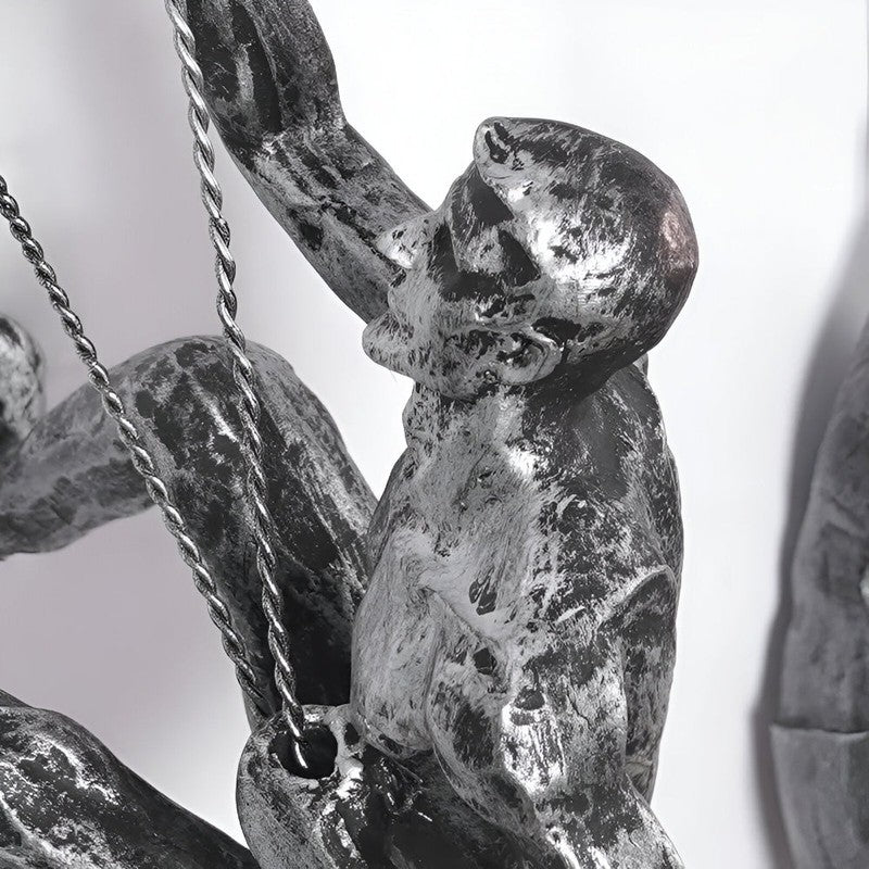Set av väggskulpturer - klättrande figurer