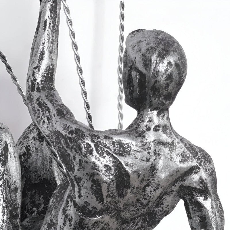 Set av väggskulpturer - klättrande figurer