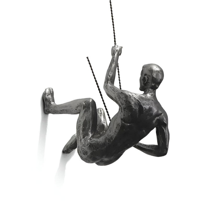 Set av väggskulpturer - klättrande figurer