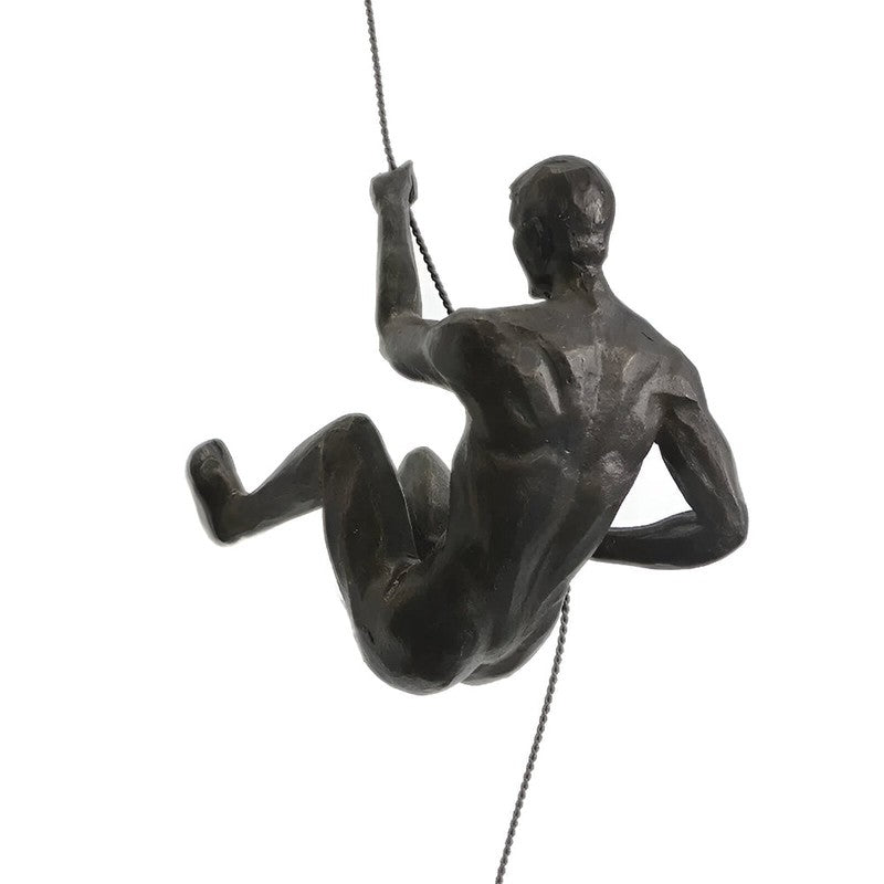 Set av väggskulpturer - klättrande figurer