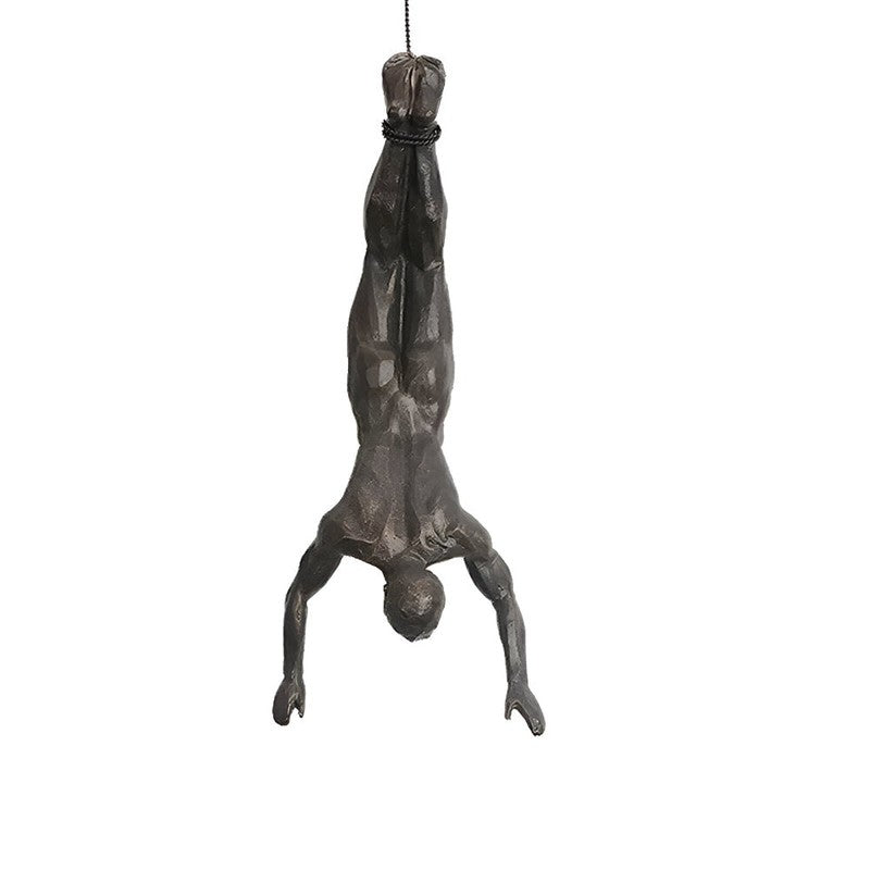 Set av väggskulpturer - klättrande figurer
