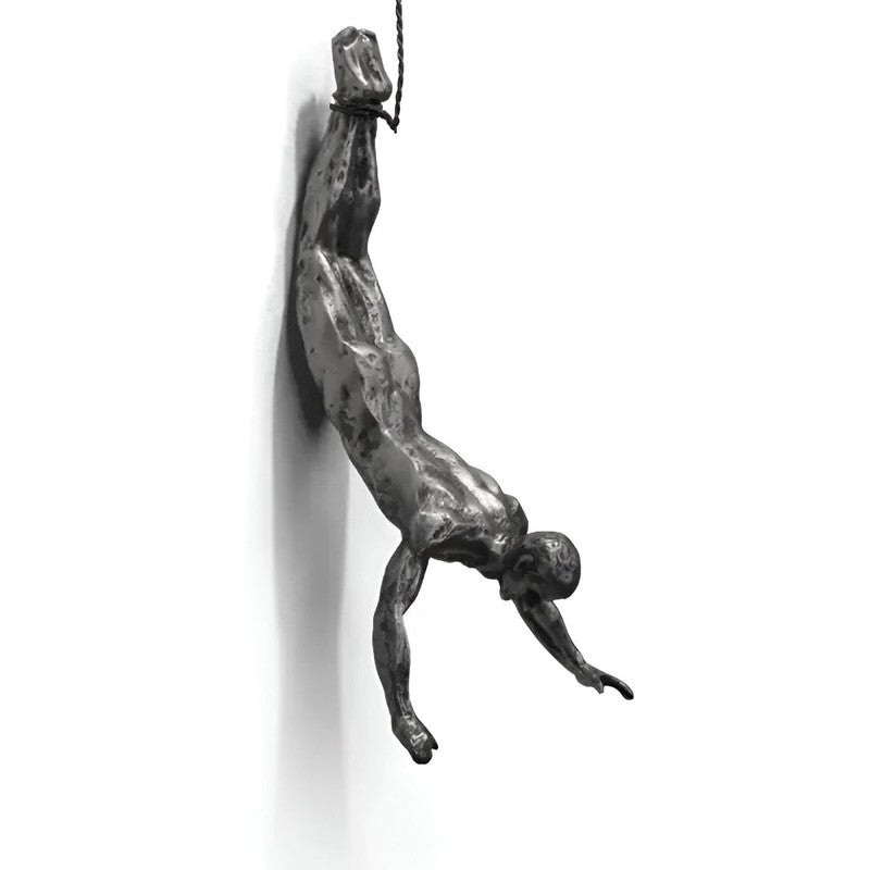 Set av väggskulpturer - klättrande figurer