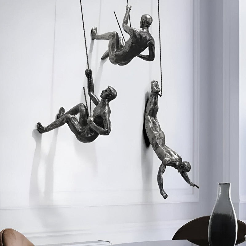 Set av väggskulpturer - klättrande figurer