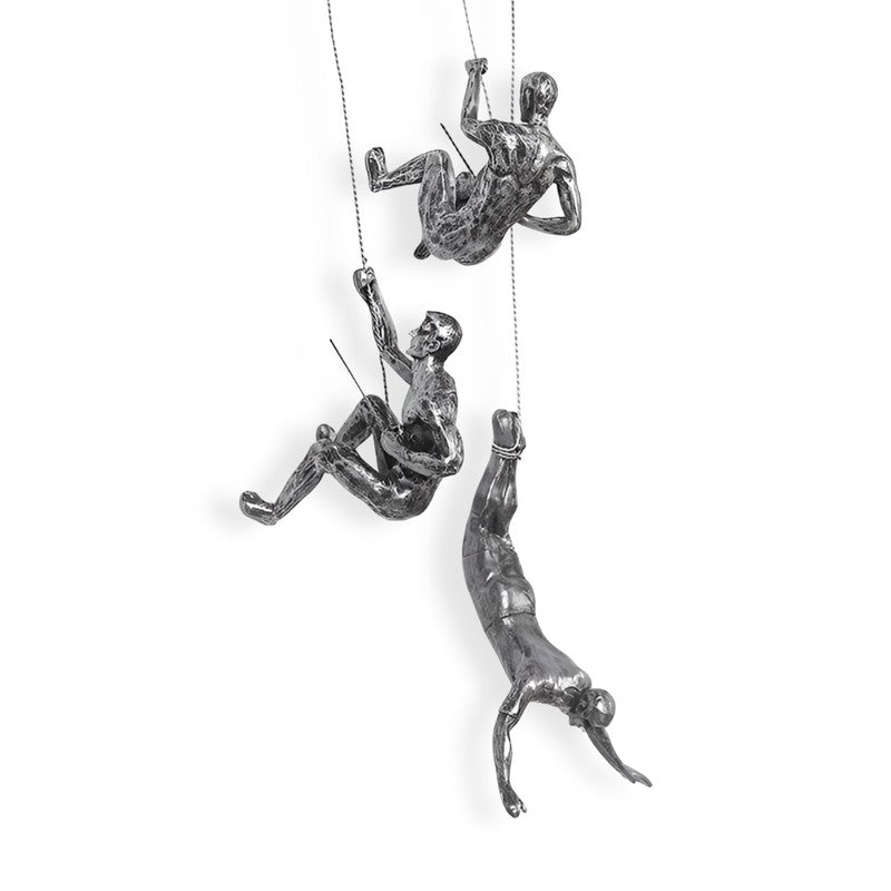 Set av väggskulpturer - klättrande figurer