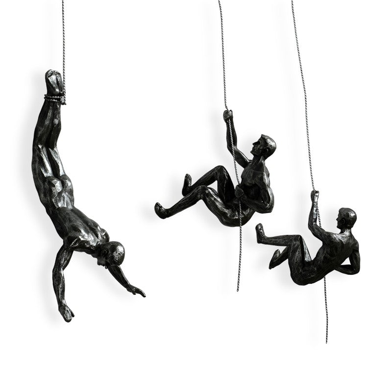 Set av väggskulpturer - klättrande figurer