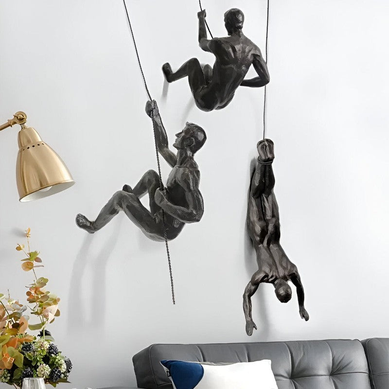 Set av väggskulpturer - klättrande figurer