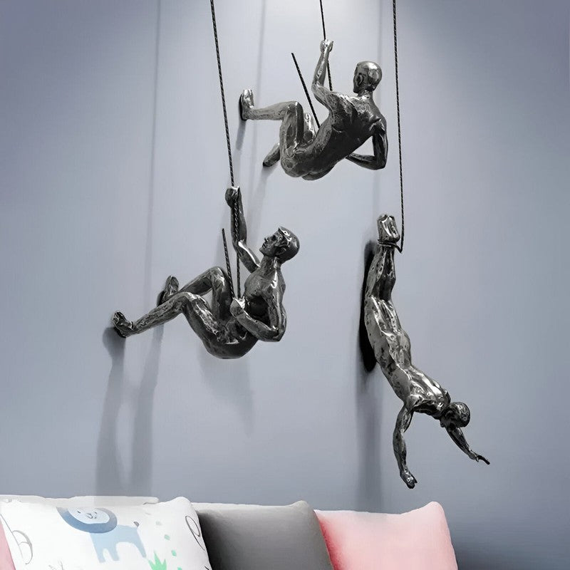Set av väggskulpturer - klättrande figurer