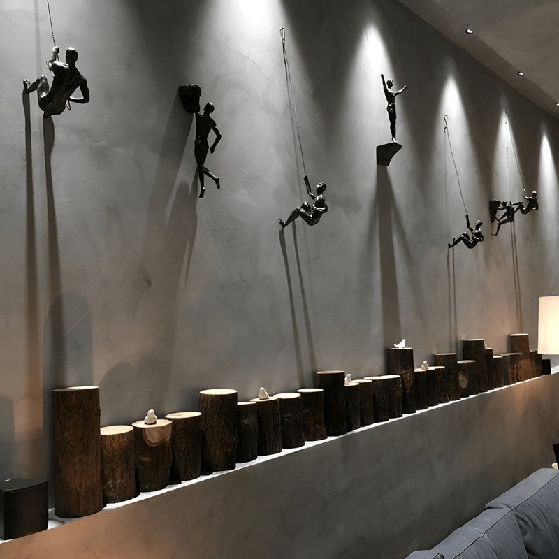 Set av väggskulpturer - klättrande figurer