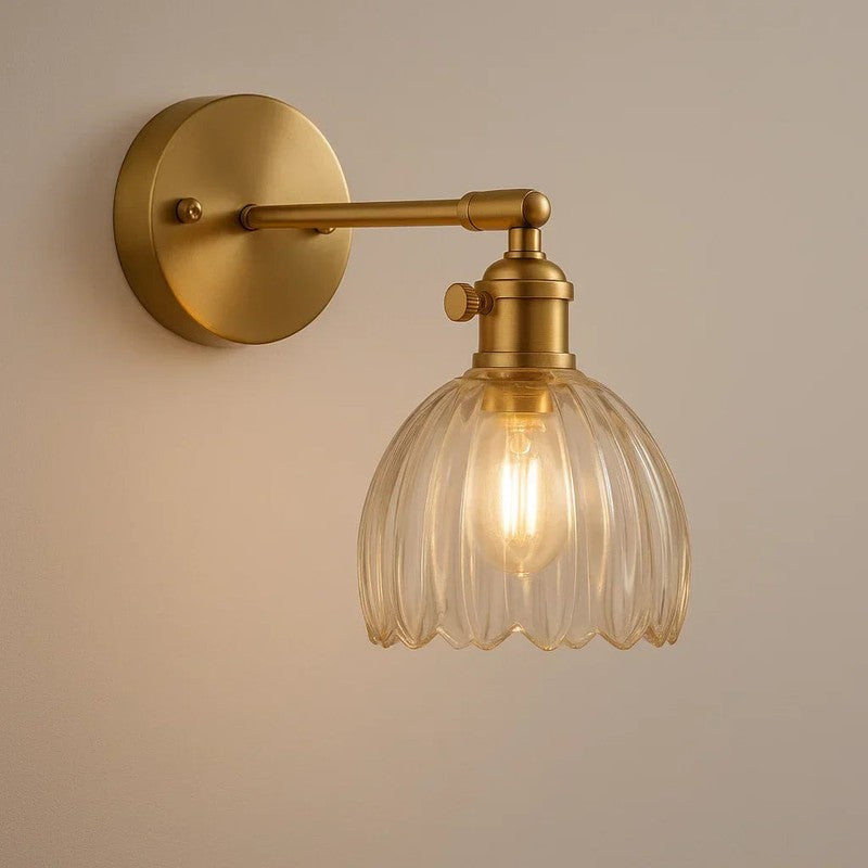 Vägglampa med justerbar arm och tulpanformat glas