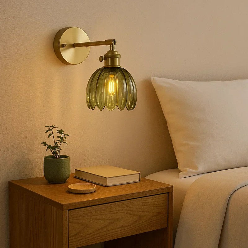Vägglampa med justerbar arm och tulpanformat glas