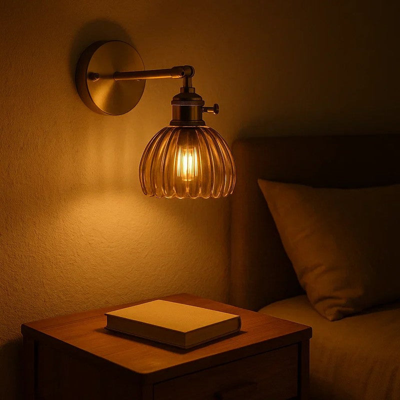 Vägglampa med justerbar arm och tulpanformat glas