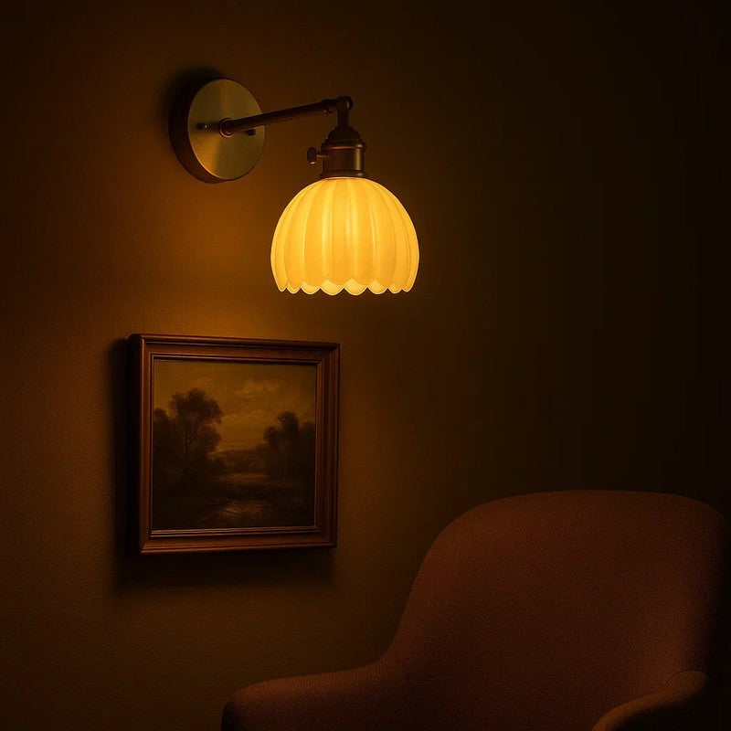 Vägglampa med justerbar arm och tulpanformat glas