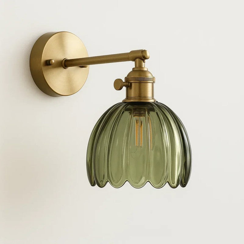Vägglampa med justerbar arm och tulpanformat glas