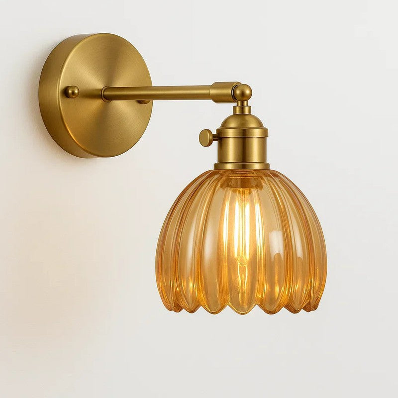 Vägglampa med justerbar arm och tulpanformat glas