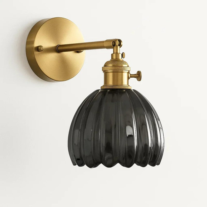 Vägglampa med justerbar arm och tulpanformat glas