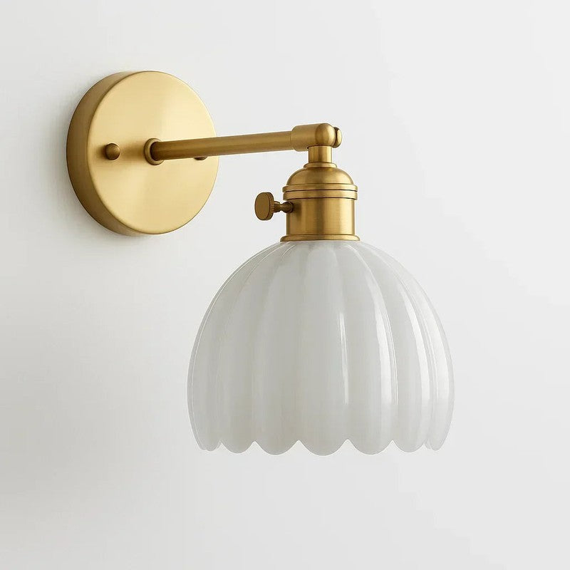 Vägglampa med justerbar arm och tulpanformat glas