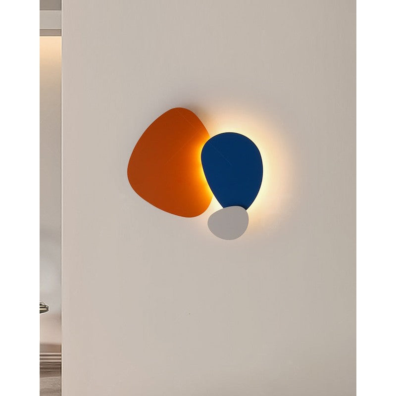Vägglampa med organiska panelformer