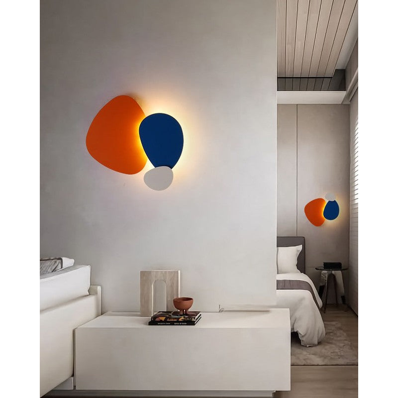 Vägglampa med organiska panelformer
