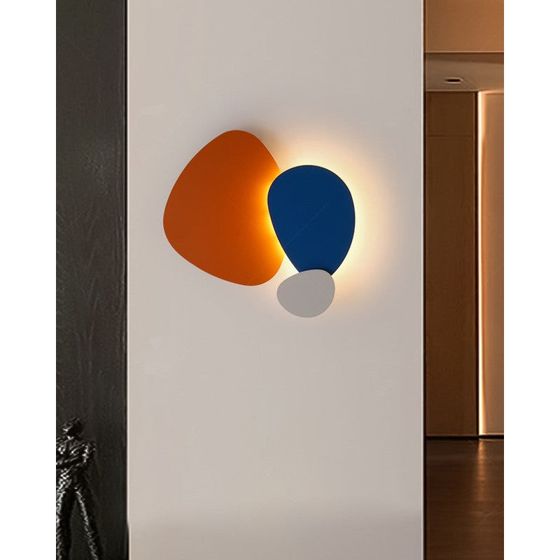 Vägglampa med organiska panelformer