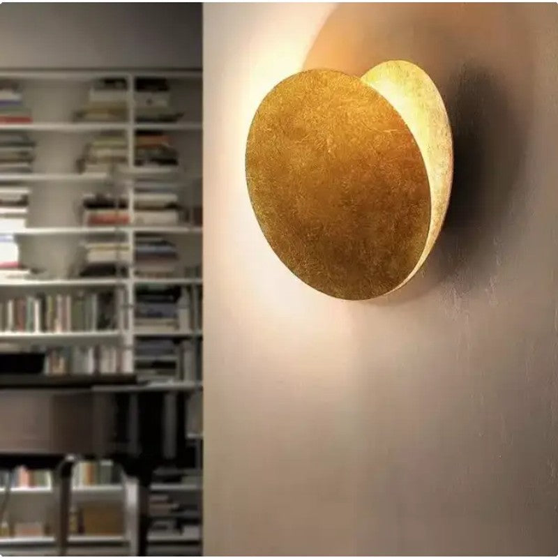 Vägglampa med två överlappande skivor
