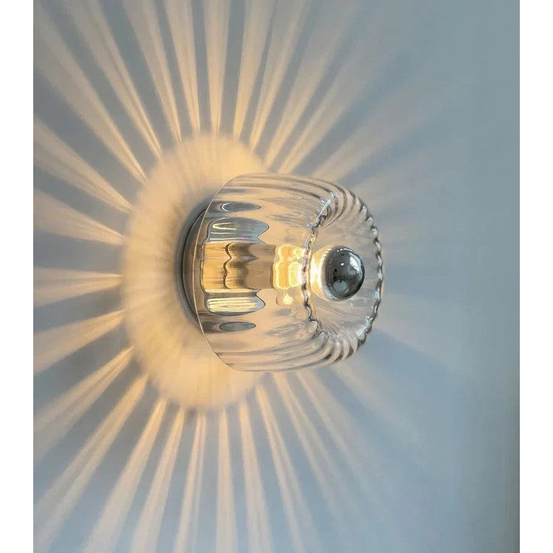 Vägglampa Rund med Räfflat Glas - Dome-formad Skärm